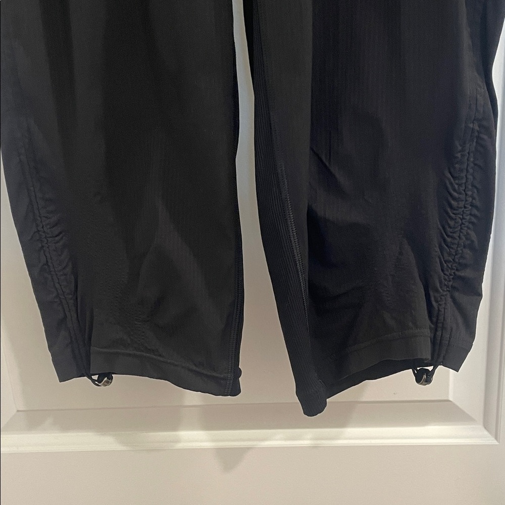 Lululemon Athletica Dance Studio Mid-Rise Crop Pant excellent condition - Picture 2 of 4